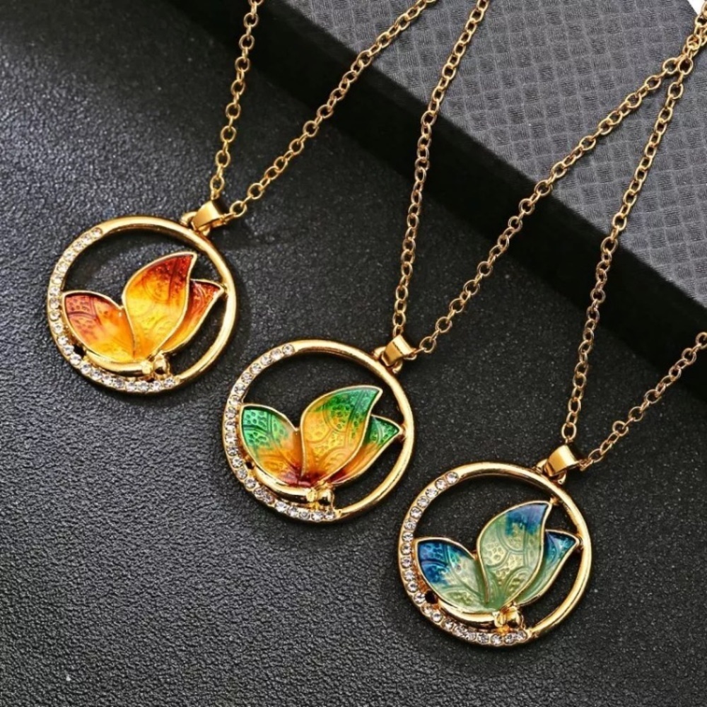 Green Fashion Butterfly Necklace - Picture 3 of 4